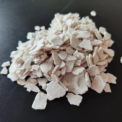 Sustancia química grisácea el 74% del cloruro de calcio de la escama para la nieve que derrite y que se seca