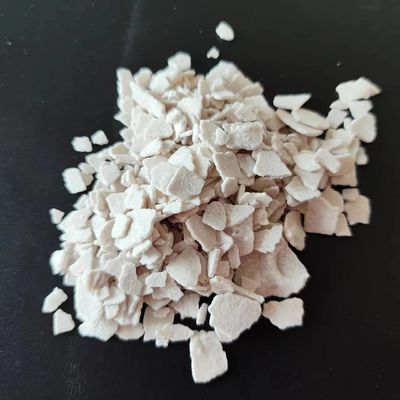 El blanco de Calcium Chloride Dihydrate del agente del derretimiento de la nieve forma escamas minuto del 74%